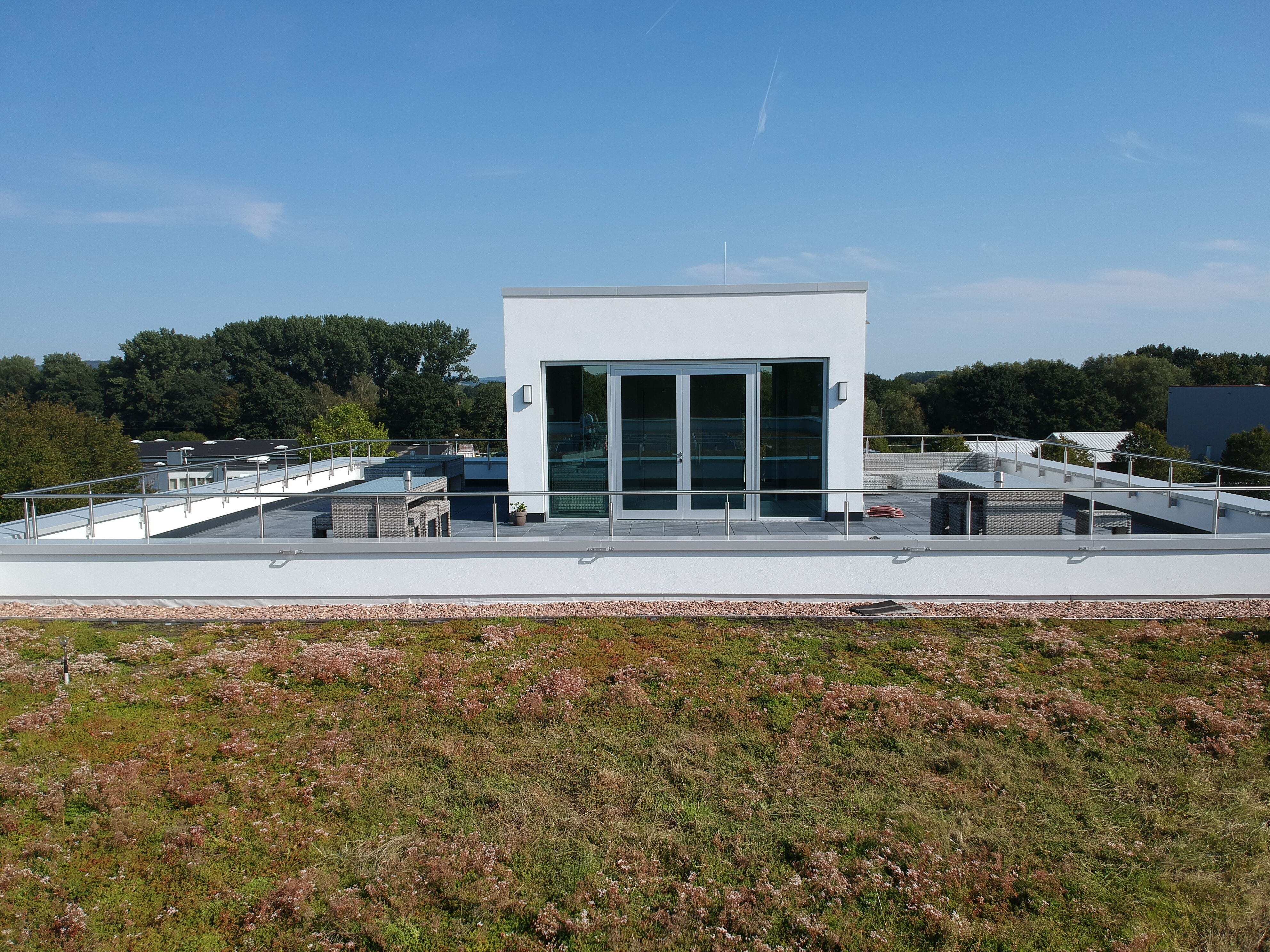 Dachterrasse mit weißem Pavillon, Glasfront und Gründach – BOBE