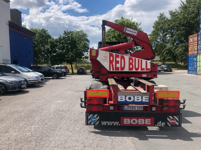 Heckansicht eines BOBE-Spezialaufliegers mit Seitenlader und individuellem Kunden-Branding auf dem Betriebshof – BOBE