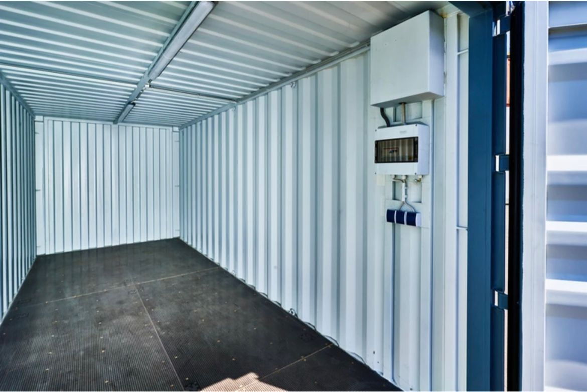 Innenansicht Lagercontainer mit Stromanschluss und Beleuchtung – BOBE Vermietung