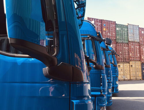 Mehrere blaue BOBE Lkw vor Containern - BOBE