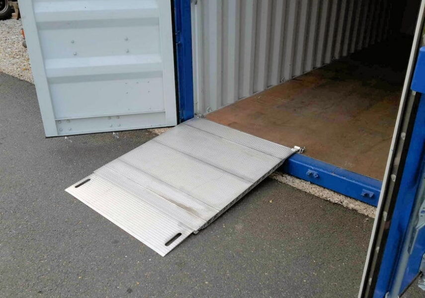 Aluminium-Laderampe ausgefahren am Seecontainer – BOBE Vermietung