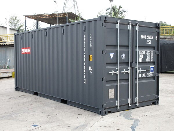 Grauer Seecontainer mit BOBE Logo im Freigelände – BOBE Vermietung