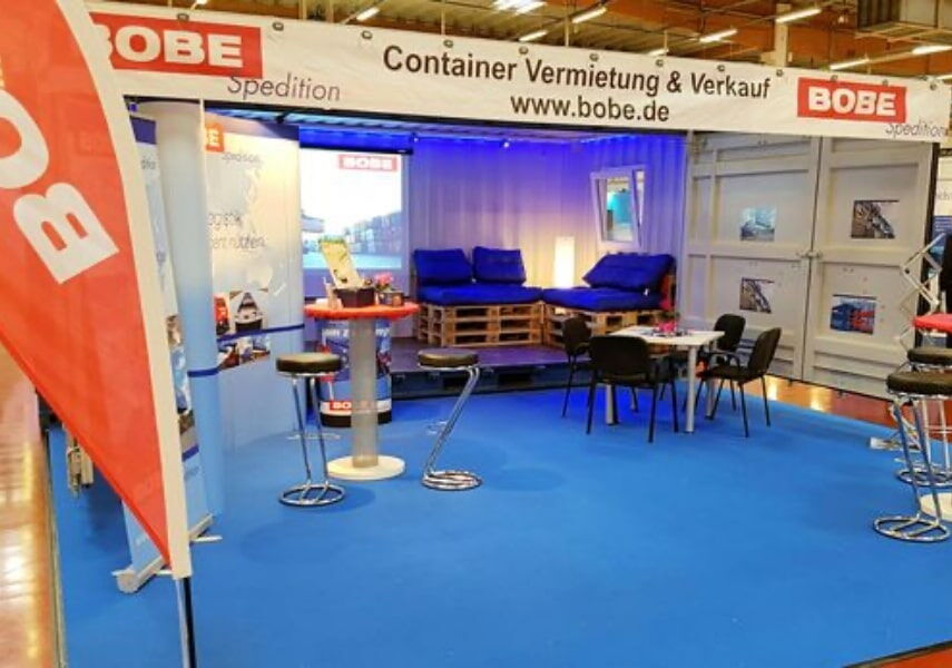 BOBE Messestand mit Infobanner für Containerverkauf, Stehtischen und Lounge-Bereich