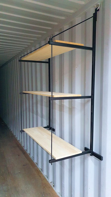 Wandregal an der Innenward eines Container