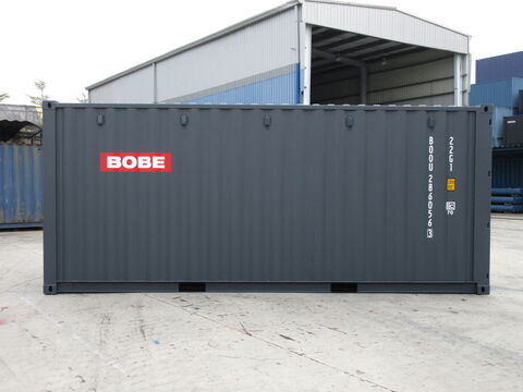 Grauer Seecontainer mit BOBE Logo vor Lagerhalle – BOBE Vermietung
