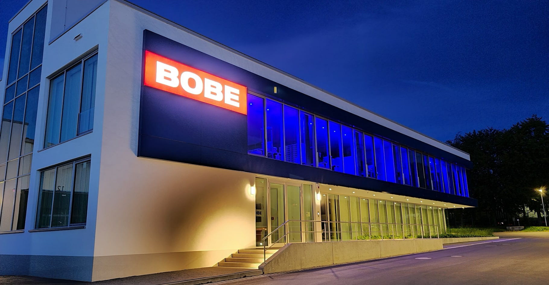 BOBE Gebäude von außen abends