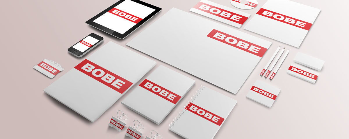 Flatlay mit BOBE Branding: Briefpapier, Visitenkarten, Stifte, Notizbuch, Tablet und Handy – BOBE
