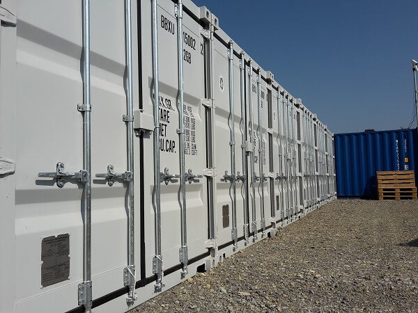 Anzahl weißer Container nebeneinander