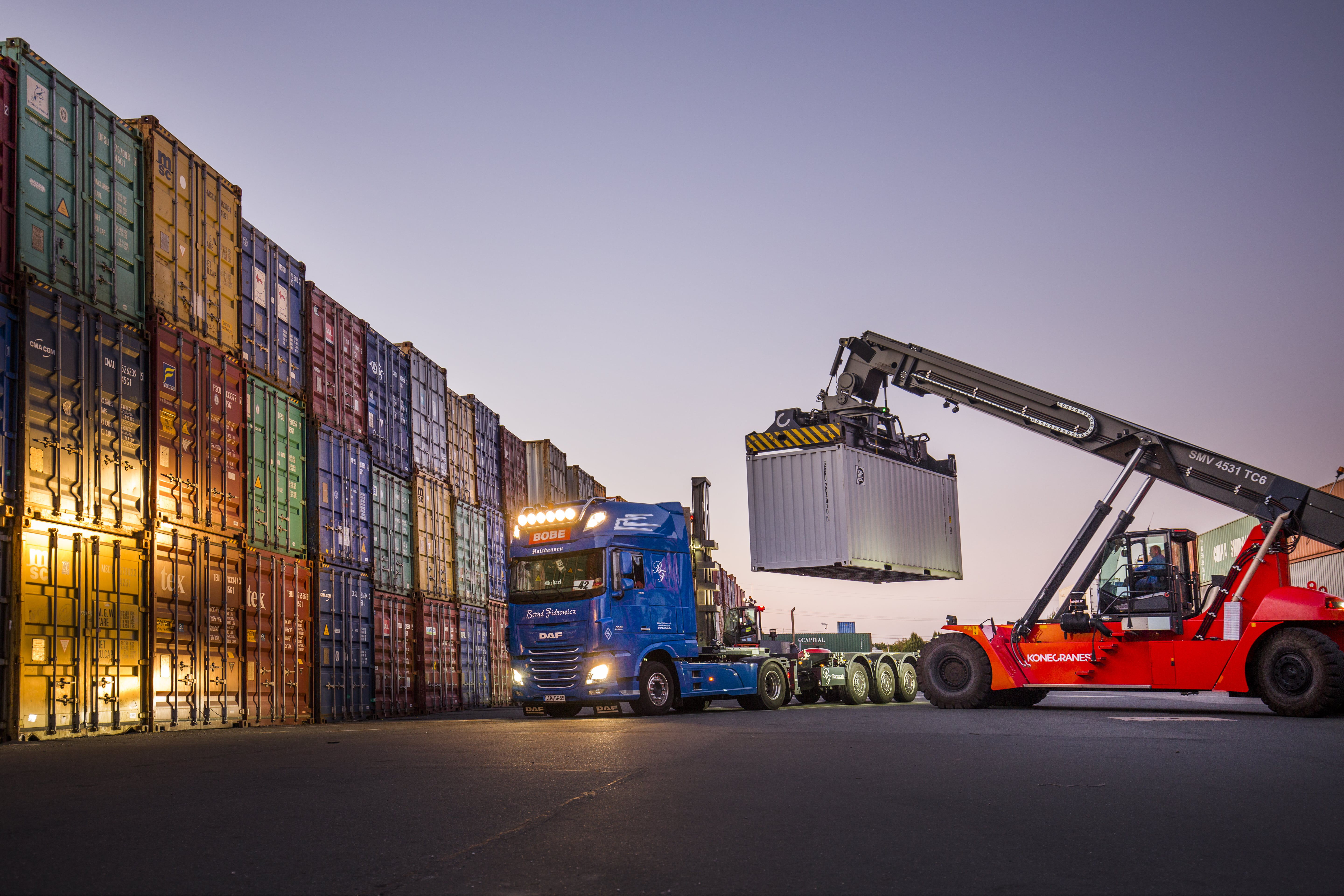 Ein Logistikmitarbeiter bedient einen modernen Gabelstapler in einer gut strukturierten Lagerhalle der BOBE Spedition – BOBE