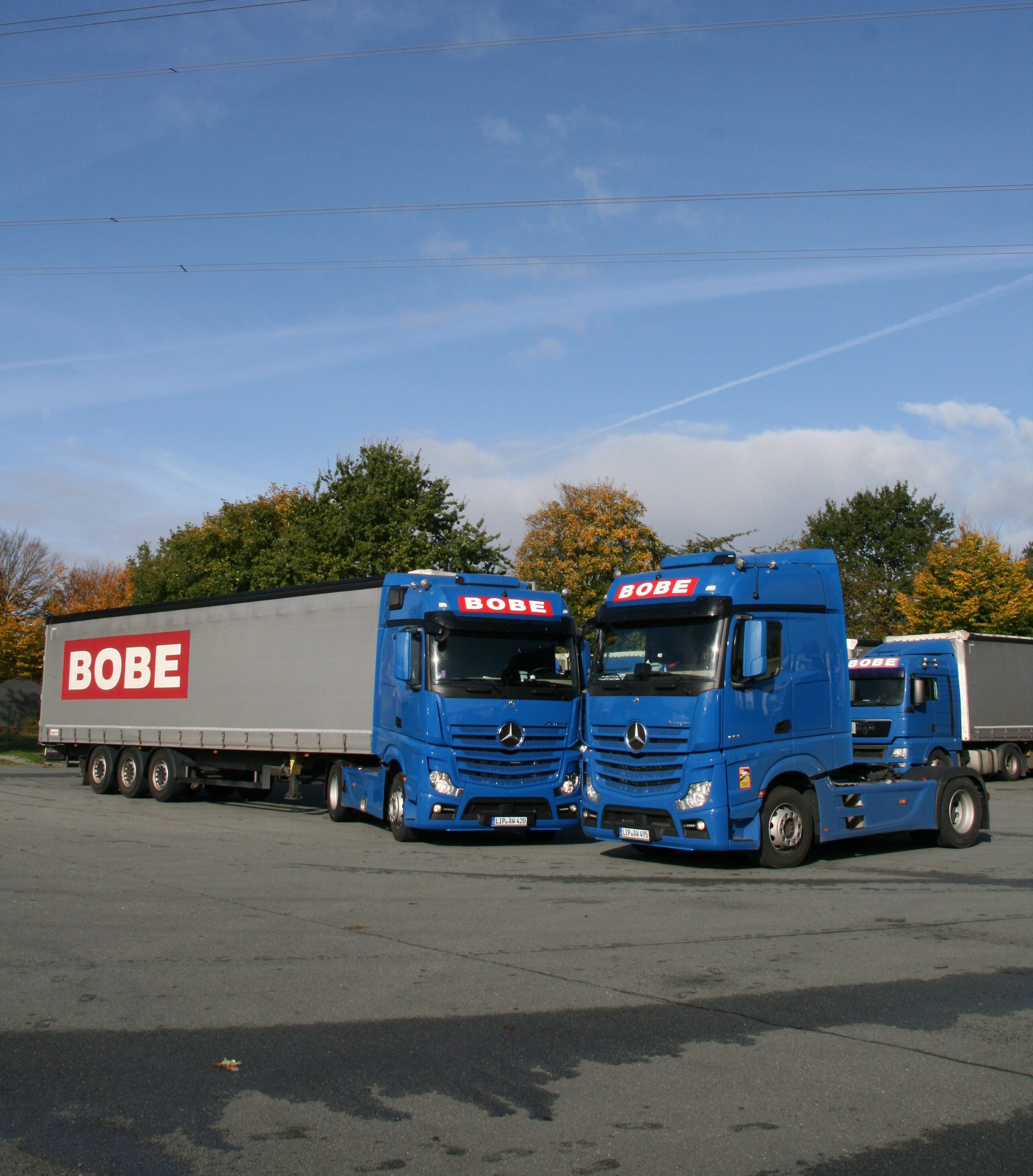 Zwei blaue BOBE Lkw
