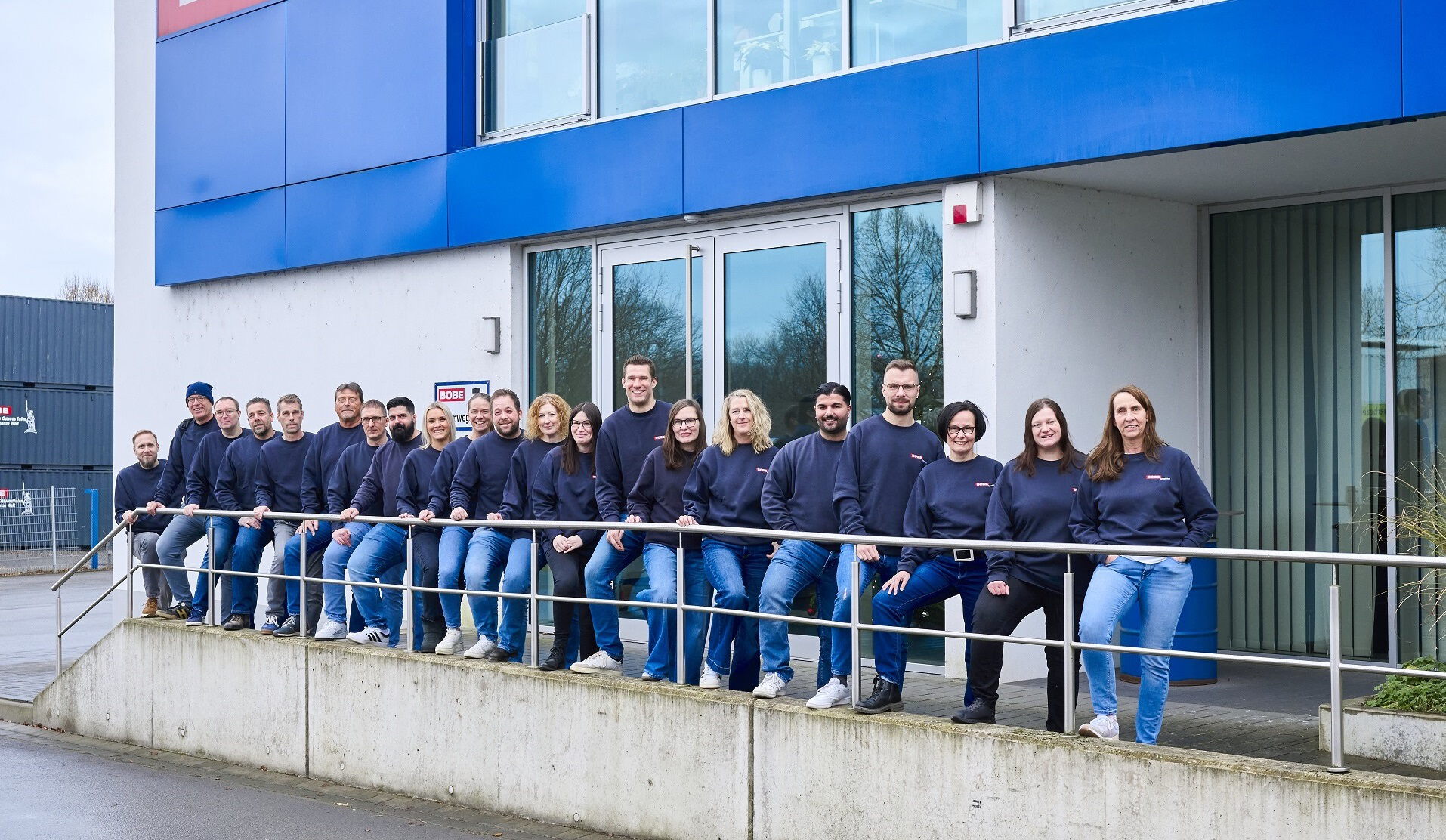Gruppenbild der Mitarbeiterinnen und Mitarbeiter in Firmenkleidung - BOBE