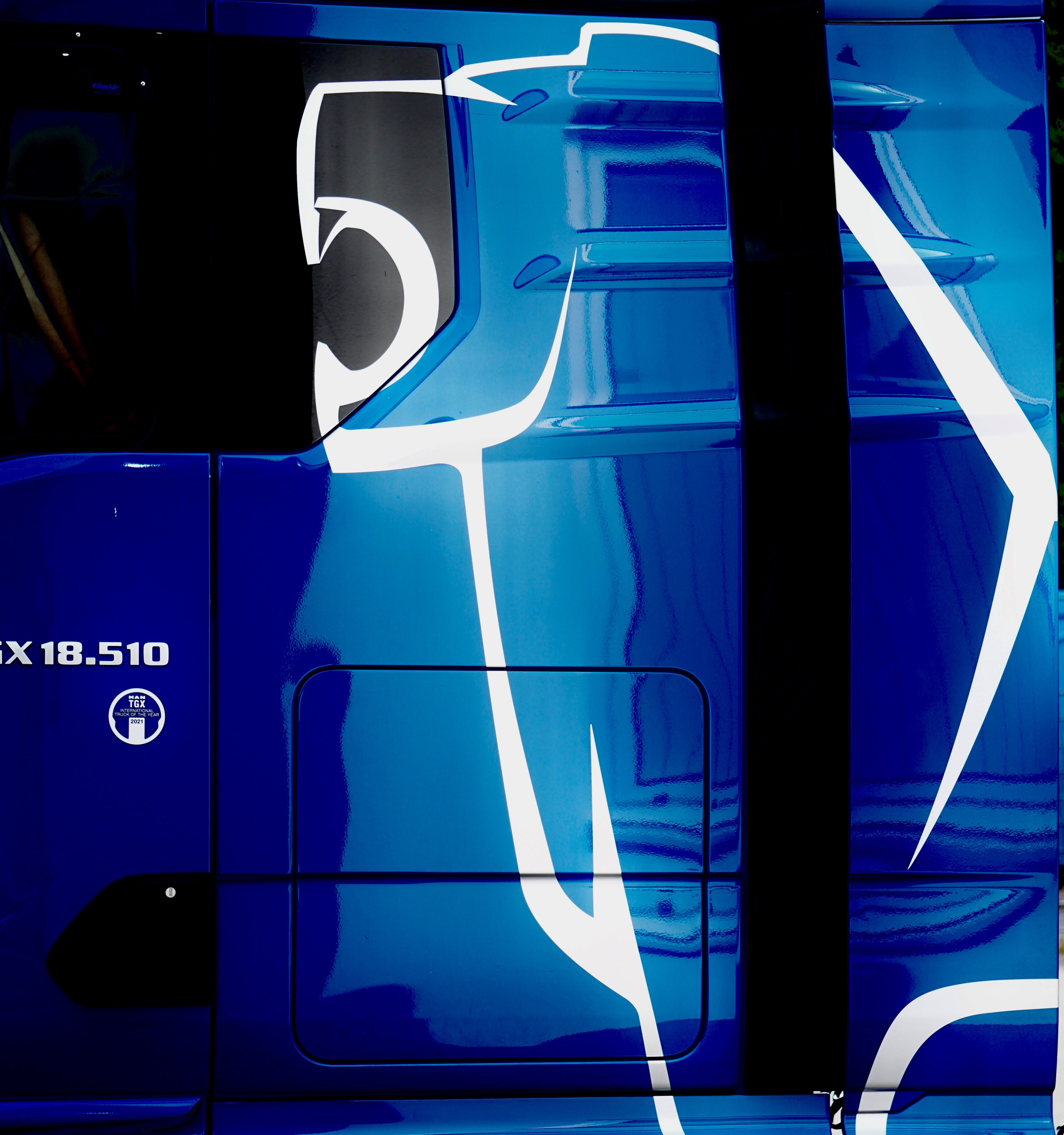 Blaues Lkw-Fahrerhaus mit als Löwe stilisierten und dynamischen Linien – BOBE