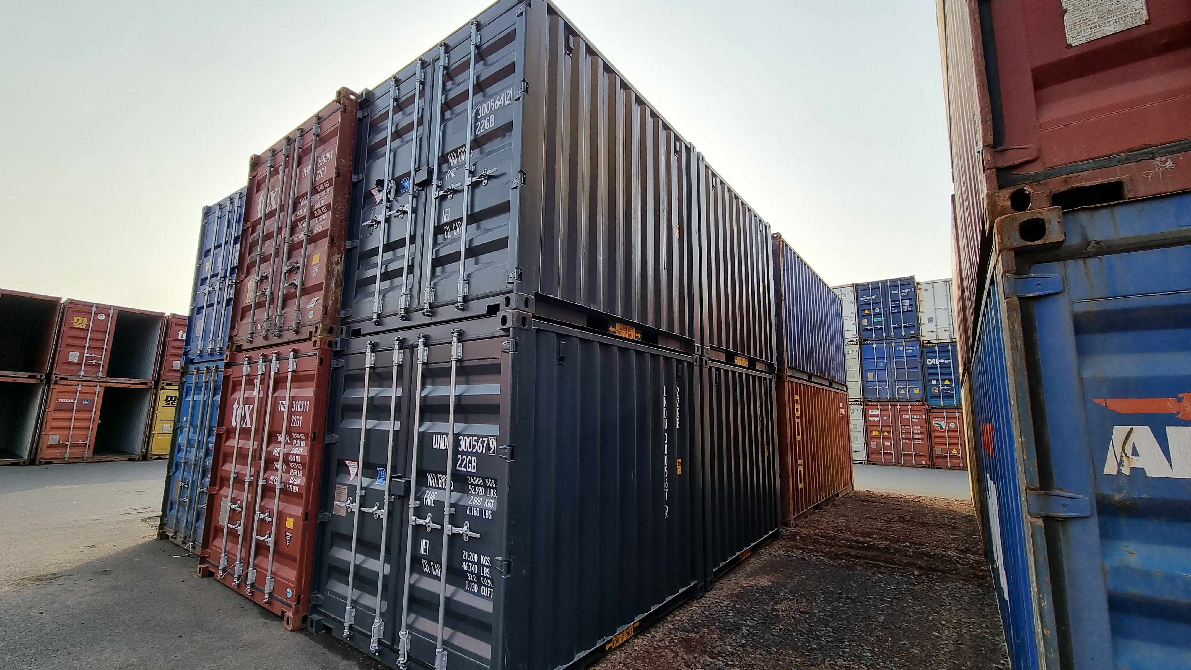 Perspektivische Ansicht hoch gestapelter Seecontainer auf dem Betriebsgelände in Bad Salzuflen