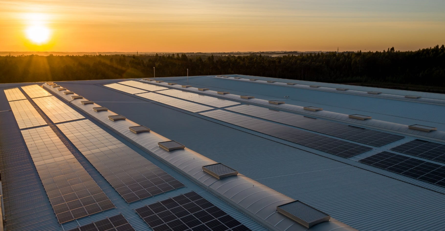 Photovoltaikanlagen auf einem Hallendach bei Sonnenuntergang für grüne Logistik – BOBE