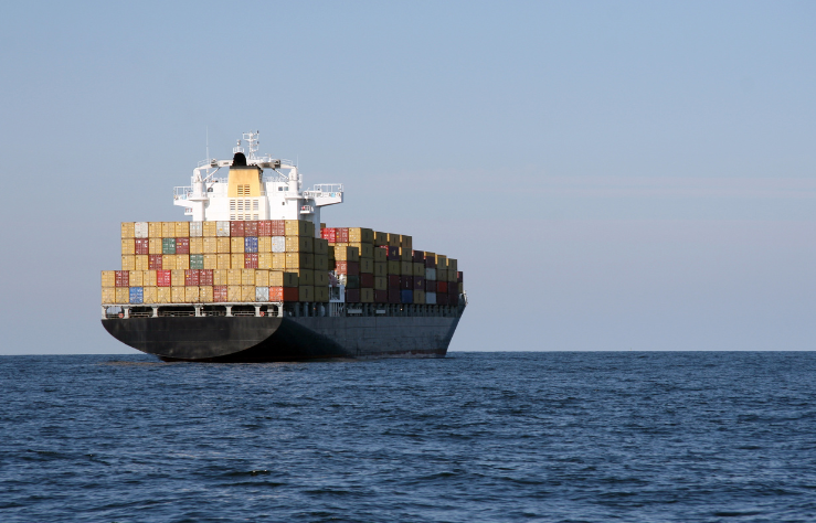 Ein voll beladenes Containerschiff auf offener See als Symbol für internationale Transportwege und globalen Warenverkehr – BOBE