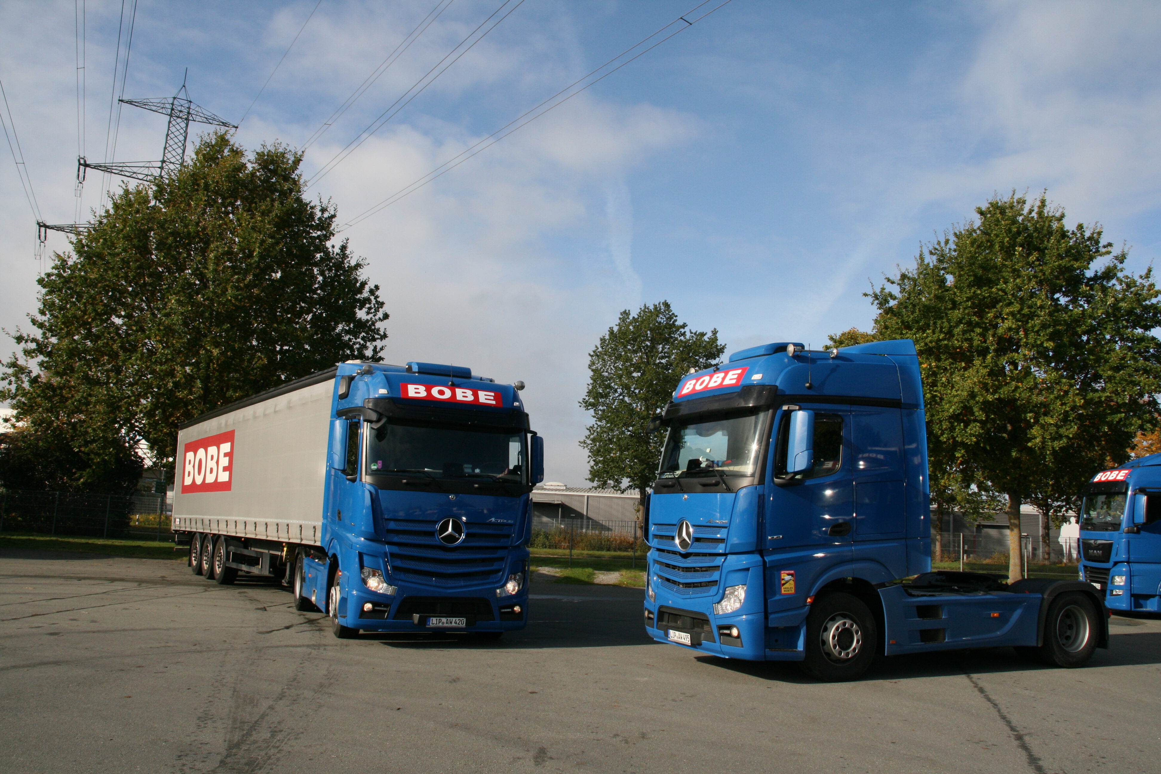 Zwei BOBE Lkw