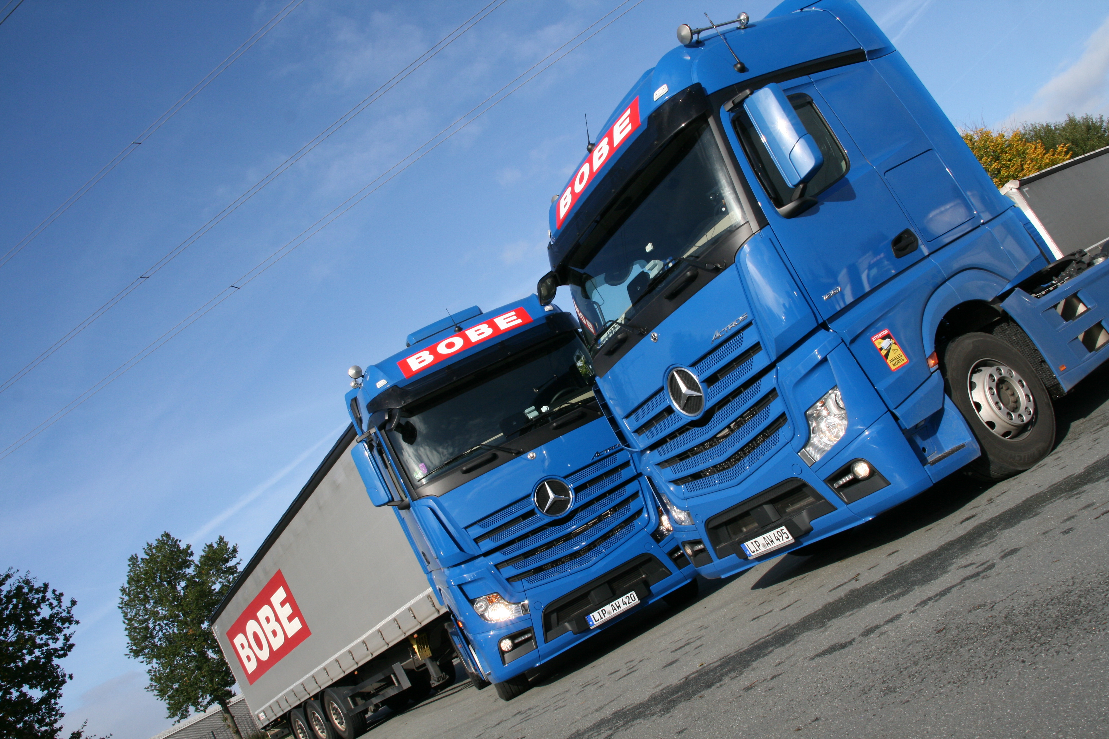 Zwei BOBE Lkw